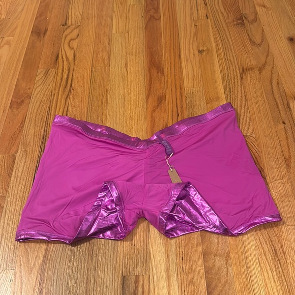 SKIMS Metallic Swim V-Waist Short | Dragon Fruit - Picture 6 of 9